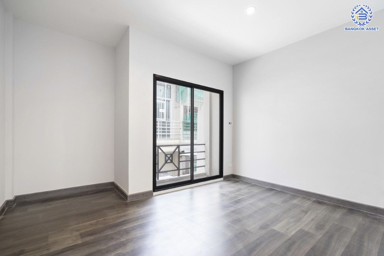 บ้านมือสองตกแต่งใหม่ ทำเลใจกลางเมือง ม.เกตุนุติเชอมีเน่ ลาดพร้าว87 ทาวน์โฮม 3 ชั้น เนื้อที่ 16 ตร.ว. ฟังก์ชัน 4 ห้องนอน 3 ห้องน้ำ จอดรถได้ 1 คัน เชื่อมต่อทั้งถนนเกษตร-นวมินทร์, ลาดพร้าว, รัชโยธินฯ ใกล้ทางด่วนรามอินทรา และรถไฟฟ้าสายสีเหลือง "สถานีลาดพร้าว 83"